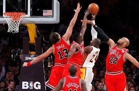 Using michael jordan, scottie pippen and the chicago bulls against magic johnson. Lakers Stumble In Final Seconds And Fall To Bulls The New York Times