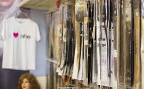 Quasi tutti indossavano un copricapo, che fosse un cappellino, una coppola o un. Lorenzetto Negozio Di Prodotti Cosmetici E Tricologici A Ferrara