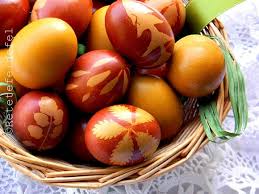 Deci punem in vas cojile de ceapa (separat pentru fiecare tip de coji) si punem cate 15 oua deodata in fiecare vas (15 in vasul cu coji galbene si 15 in celalalt) si din momentul in care incepe apa sa fiarba le mai lasam 10 minute la fiert. Pin On Amestecate