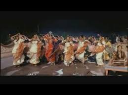 Mehndi Lagake Rakhna Bollywood Film Dilwaale Dulhania Le Jayenge Raj Is Determined To Stop Best Bollywood Movies Bollywood Music Bollywood Movie Songs