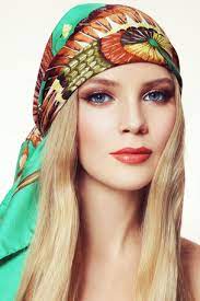 Mar 29, 2019 · the shemagh is a traditional middle eastern scarf or wrap commonly used to shield the head and face from harsh weather conditions. 6 Ideen Um Frisuren Mit Tuch Aufzuwerten Cabriotuch Duttschleife Turban Piratentuch Und Bandana Binden Your Silk Shop