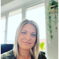 Adele Archer's Instagram, Twitter & Facebook