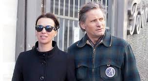 El patriarca, llamado august gil cánovas, nacido en murcia y profesor, se tuvo que exiliar. Viggo Mortensen Premio Donostia 2020 Su Discreta Relacion Con Ariadna Gil La Ex De David Trueba Informalia Es