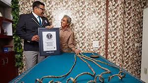 The longest fingernails belonged to lee redmond (usa), who started to grow them in 1979 and carefully manicured them to reach a total length of 8.65 m (28 ft 4.5 in) as measured on the set learn more about the world's tallest man and longest fingernails in guinness world records' new podcast. Indian With World S Longest Fingernails To Finally Cut Them After 66 Years Latest News India Hindustan Times