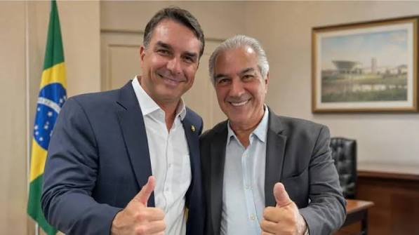 Reinaldo Azambuja apresenta aliança de MS a Flávio Bolsonaro após convenção
