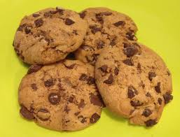 Una volta freddi, risulteranno croccanti esternamente e morbidi al loro interno. Cookies Al Burro D Arachidi E Gocce Di Cioccolato