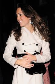 Im berühmten weißen kleid von alexander mcqueen wurde sie hauptsächlich von hinten fotografiert. Tragt Kate Middleton Ein Kleid Von Alexander Mcqueen