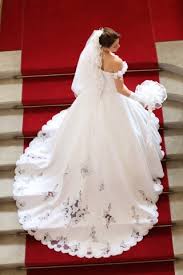 Ses habitants sont appelés les angoumoisins et ses habitantes les angoumoisines. Point Mariage Robe De Mariee Point Mariage Un Mariage En Point Mariage