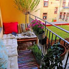 Petit Balcon Etroit Amenage Comme Un Petit Salon Avec Banc En L Coussins Marrons Et Un Coussin Rouge Design De Petit Balcon Deco Petit Balcon Idee Deco Balcon