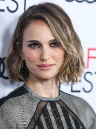 Natalie Portman Just Posted A Throwback Pic On Insta Celebrity News Ahlanlive In 2020 Natalie Portman Short Hair Medium Hair Styles Short Hair Styles