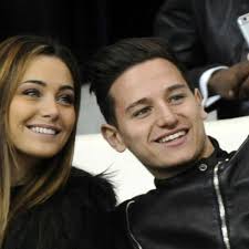 La belle brune, qui avait été au coeur de rumeurs de couple avec kev adams, a trouvé l'amour dans les bras d'un footballeur français. Photo Florian Thauvin Et L Ex Miss Charlotte Pirroni S Echangent Des Mots D Amour Sur Instagram Gala