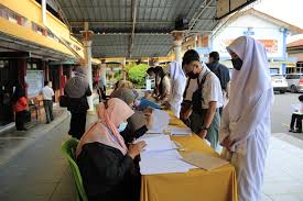 Kolej vokasional temerloh bermula pada tahun 1975 sebagai sekolah menengah vokasional temerloh, terletak di sebelah kiri jalan menuju ke jerantut, jaraknya dari bandar temerloh ialah 13 kilometer. Kolej Vokasional Temerloh Posts Facebook