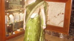 Poporul român este însă needucat, pentru că nu pricepe nimic din ce se întâmplă în viața lui, în țara lui; Romani In Lume A Dat Romania Pe India Pentru A Lucra La Tata Mobile