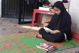 32 gambar kartun anak baca buku bolehkah belajar membaca dan menulis bagi anak usia dini download asmaul husna lagu anak indones membaca buku membaca buku. 6 Cara Asyik Guru Membuat Kegiatan Membaca Di Rumah Makin Menyenangkan Halaman All Kompas Com