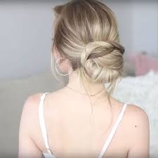 Quant aux cheveux bouclés en mode boho, vous pouvez les accessoiriser avec des petites fleurs, une couronne de fleurs printanière et hippie chic. 7 Tutos Coiffures Pour Un Mariage Elle