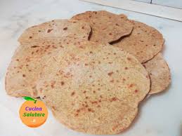 Iniziate a impastare e aggiungete l'acqua in 3 volte 4, poi trasferite il composto sul piano da lavoro 5 e continuate a lavorare fino ad ottenere un impasto omogeneo. Piadina Ricetta Cucina Salutare It