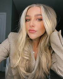 Lauren Dixon's Instagram, Twitter & Facebook