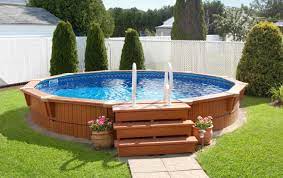 / #holzoptikfliesen schaffen eine gemütliche und abdunkelnde umgebung. This Pool S Symmetrical Contour Will Add A Touch Of Finesse To Your Exterior Decor And Is Sure To Backyard Pool Landscaping Backyard Pool Small Backyard Pools