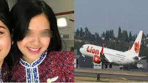 Sembari tersenyum, pramugara lion air juga tampak merapikan kerudung dan membersihkan sisa minuman di mulut penumpang lansia tersebut. Firasat Postingan Pramugari Cantik Lion Air Sebelum Kecelakaan Terjadi Membuat Haru Viralin Aja Dong