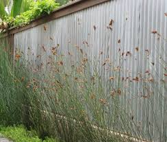 Origineller Sichtschutz Im Garten Bequeme Sitzecke Im Aussenbereich Sichtschutz Garten Gartengestaltung Vorgarten