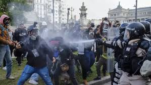 El Congreso estuvo vallado y bajo un fuerte operativo de seguridad, con incidentes cerca de la Plaza de los Dos Congresos.- 
