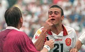 In area di rigore tassotti, terzino azzurro, rifila una gomitata a luis enrique, centrocampista offensivo della roja. 25 Anos Del Codazo A Luis Enrique Que Dolio A Toda Espana El Correo