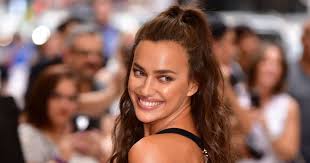 A zene fontos szerepet töltött be életében, már háromévesen zeneóvodába járt. Irina Shayk Nadrag Nelkul Lepett Ki Otthonrol