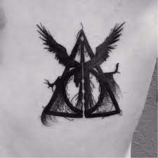 13 Tatuagens Das Reliquias Da Morte Para Fas De Harry Potter Tattoos Triangle Tattoo Deathly Hallows Tattoo