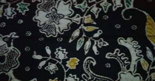 Penerapan ragam hias pada bahan tekstil dapat dilakukan dengan cara membatik menenun membordir menyulam dan melukis. Contoh Motif Ragam Hias Dalam Membuat Kerajinan Seni Rupa Dan Sejarah