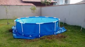Du Musst Keinen Teuren Pool Kaufen Wenn Du Handwerklich Geschickt Bist Schwimmbader Hinterhof Gartenpools Pool Terrasse