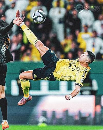Cristiano Ronaldo meteu simplesmente um gol de BICICLETA. 954 gols na  carreira.
