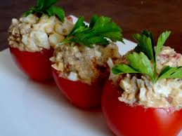 Voici Une Recette Du Nigeria Ideale Pour L Ete Les Tomates Farcies Aux Sardines Un Plat Ou Une Entree Tres Si Tomates Farcies Tomates Recette Entree Froide