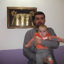 ينتمي صلاح الدين إلى عائلة كردية، وتنتسب هذه العائلة إلى قبيلة كردية تعدُّ من أشراف الأكراد نسباً من عشيرة تعرف بالرَّوادية، وينتسب الأيوبيون إلى أيوب بن شادي، ويعتبرهم ابن الأثير أشرف الأكراد؛ لأنهم لم يجر على أحدٍ منهم رقٌّ أبداً، وقد ولد صلاح الدين الأيوبي عام. Ø¦Ø§Ø±Ø§Ù… Ø¹Ù…Ø± Twitterissa Ø§Ù†Ø§ ÙƒØ±Ø¯ÙŠ Ù…Ù† ÙƒØ±Ø¯Ø³ØªØ§Ù† Ø§Ù„Ø¹Ø±Ø§Ù‚ Ø¨Ø§Ø³Ù…ÙŠ Ùˆ Ø¨Ø§Ø³Ù… Ø§Ø­ÙØ§Ø¯ ØµÙ„Ø§Ø­ Ø§Ù„Ø¯ÙŠÙ† Ø§Ù„Ø§ÙŠÙˆØ¨ÙŠ Ù†Ø¤ÙƒØ¯ Ù„ÙƒÙ… Ø¯Ø¹Ù…Ù†Ø§ Ù„Ù„Ø´Ø±Ø¹ÙŠØ© Ùˆ Ù„Ù„Ø±Ø¦ÙŠØ³ Ø§Ù„Ø´Ø±Ø¹ÙŠ Ù…Ø­Ù…Ø¯ Ù…Ø±Ø³ÙŠ Http T Co Muvbblcqic