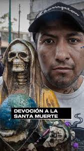 Culto y devoción a la Santa Muerte. 1 de mayo del 2024 en la calle  Alfarería dentro del barrio bravo de Tepito. Un día de festejo, ofrendas,  mandas, peticiones y fé.