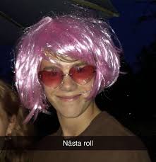 Simon had more chemistry with Wille's sweater then he ever had with  Marcus😱💀 xx : r/YoungRoyals