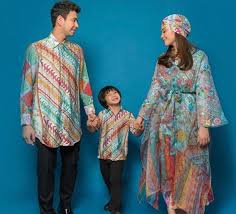 Foto ini terbagi dalam beberapa sesi. 5 Gaya Keren Selebriti Untuk Inspirasi Berbusana Saat Lebaran Di Rumah