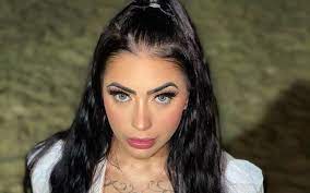 Mirella fernandez (nascida em 8 de junho de 1997), conhecida profissionalmente por mc mirella, é uma cantora de funk brasileira. Mc Mirella Is Called Ugly Dragon On Social Network And Follower Rebound Entertainment Prime Time Zone