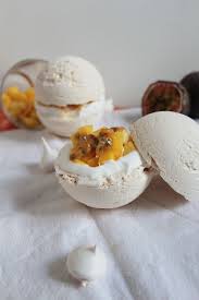 Spheres Meringuees A La Mangue Fruit De La Passion Facon Pavlova Bataille Food 31 Aurore S Bakery Pavlova Gateaux Et Desserts Recette