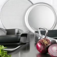 La batterie de cuisine est un véritable incontournable pour les cuisiniers amateurs et professionnels. Batterie De Cuisine Professionnelle Inox Fonte Ou Cuivre Nisbets Chr