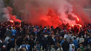 Bei holstein kiel blieben zuletzt hunderte plätze frei. Holstein Kiel Nach Niederlage Droht Eskalation Bei Fan Andrang Vor Dem Stadion