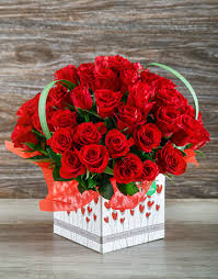 Buy Red Roses In A Love Box Online Buque De Flores Arranjos De Flores Flores Vermelhas