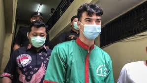 Diduga kuat sosok yang dimaksud ialah jennifer jill, istri dari bila mengacu ucapan tersebut, maka suami yang dimaksud kapolres yakni ajun perwira yang beristrikan jennifer jill. Artis Sinetron Jeff Smith Resmi Jadi Tersangka Kasus Narkoba
