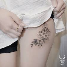 If You Are Looking For Perfect Flower Tattoos Look No Further Zihwa Will Take Your Breath Away Wi Upper Leg Tattoos Flower Leg Tattoos Feminine Thigh Tattoos