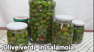 Olive in salamoia, ricetta tipica calabrese, con peperoncino ovviamente. Olive Verdi In Salamoia Ricetta Della Mamma Buonissime Mommy S Green Olives In Brine Youtube