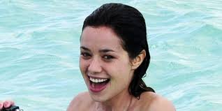 ¿(ver, tú) has visto la última película de saura? Dafne Fernandez Ensena Su Embarazo En La Playa Posando En Bikini