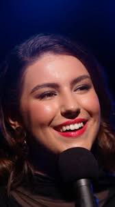 NATAL 1/3: A avó 👵🏻, 🎤✨Cantava para o seu peluche como se tivesse uma  plateia cheia. Hoje o concerto é real. E o que começou por uma  brincadeira…acabou por levar a sua voz ao mundo. 🪄Todos os sonhos ...