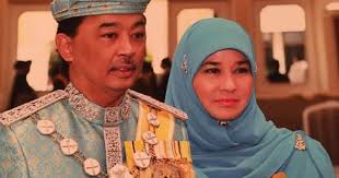 Salute permaisuri agong tunku azizah elak bersalaman dengan lelaki. Possible Ascension Of Pahang Regent As King Of Malaysia On The Horizon As Ailing Pahang Sultan S Abdication Appears Likely The Online Citizen Asia