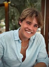 Daryl Layton's Instagram, Twitter & Facebook