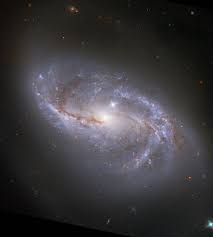 Mirando profundamente en el universo, el telescopio espacial hubble capta un vistazo de las numerosas estructuras en los brazos que se extienden alrededor de esta. New General Catalog Objects Ngc 2600 2649