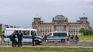 More than 150,000 videos from the world's largest brands. Analyse Zu Demos In Berlin Der Wanderzirkus Der Corona Leugner Kommt In Die Stadt Rbb24